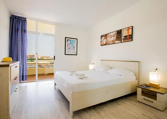 539 Marina Palace Swimming Pool * Callao Salvaje