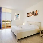 539 Marina Palace Swimming Pool * Callao Salvaje